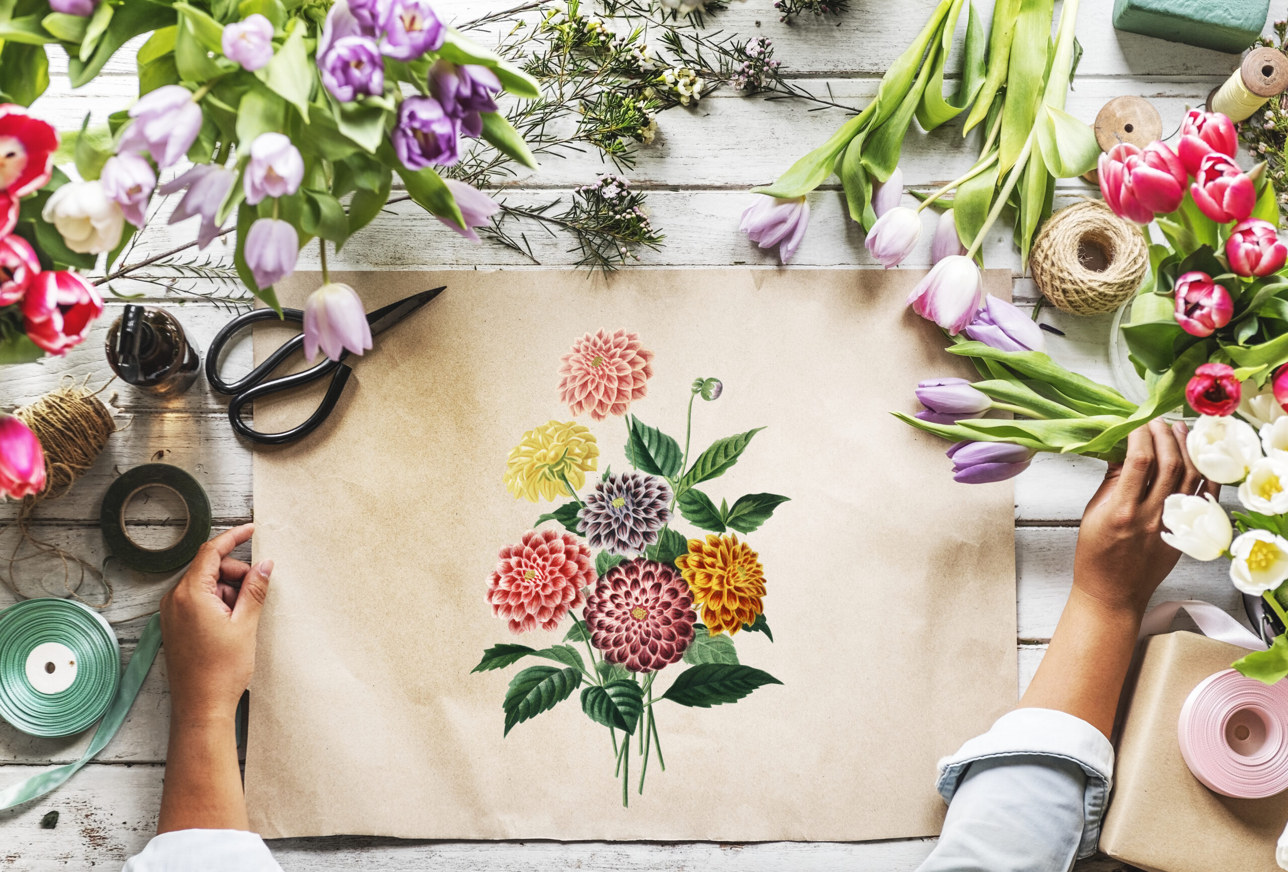 bloemist met lege ontwerp ruimte papier op houten tafel met verse bloemen versieren scaled 1